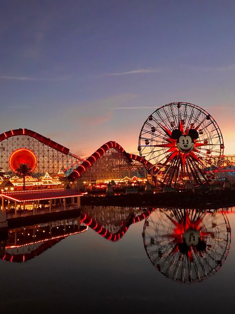 disneyland at sunset Disneyland Photos, Disney Photo Ideas, Disney World Pictures, Disneyland Pictures, Sleeping Beauty Castle, Anaheim California, Space Mountain, Adventure Aesthetic, Parc D'attraction