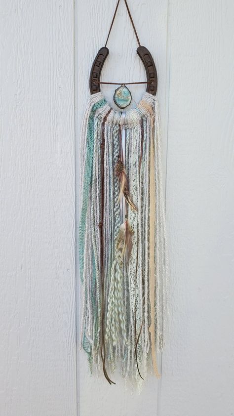 Boho Country Chic Decor, Shutter Diy Decor, Projects With Horseshoes, Horse Shoe Art Horseshoe Crafts, Western Wall Hangings, Diy Horse Wall Art, Western Themed Crafts For Adults, Horse Shoe Wall Decor, Horse Shoe Wall Art