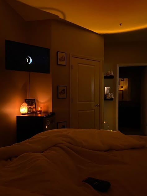 Room Ideas Aesthetic Sunset Lamp, Sunset Lamp In Room, Aesthetic Bedroom At Night, Bedroom Sunset Aesthetic, Bedroom With Sunset Lamp, Dim Room Lighting, Cozy Room Night Aesthetic, Warm Lighting Apartment Aesthetic, Sunset Lamp Bedroom Aesthetic