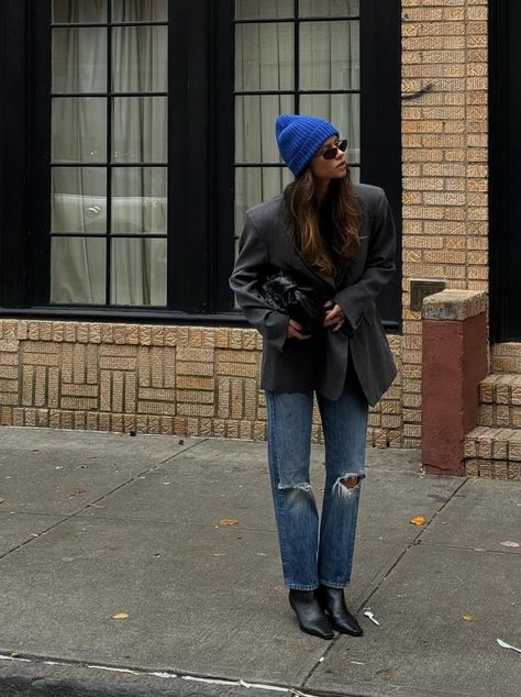 Blue Beanie Outfit, Beanie Outfit Aesthetic, Beanie Outfit Winter, Business Portraits Woman, London Vibes, Beanie Outfit, Blue Beanie, Styling Outfits, Girl Beanie