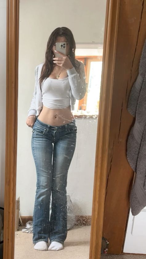 Low Rise Jeans And Heels Outfit, Belly Piercing Fits, Low Rise Fashion, Bootcut Low Rise Jeans Outfit, Styling Miss Me Jeans, Low Rise Summer Outfits, Low Rise Miss Me Jeans, Outfit Ideas Low Rise Jeans, Lowrise Flare Jeans