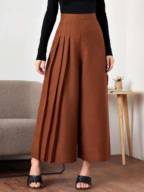 Trousers Outfit Night Out, Wide Leg Trousers Outfit, Essential Wardrobe Pieces, Coran Islam, Inverted Triangle, Long Trousers, Pantalon Large, Women Pants, Pleated Pants