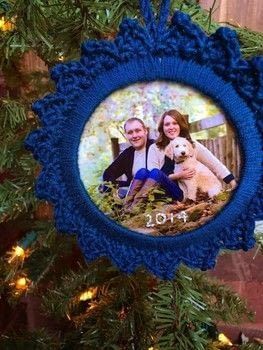 Crochet Picture Frame, Ornament Picture Frame, Make A Christmas Ornament, Christmas Ornament Frame, Way To Display Photos, Picture Frame Ornament, Christmas Picture Frame, Frame Ornaments, Christmas Picture Frames