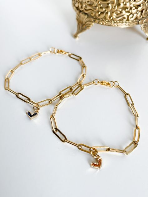 Gold Bracelet, jewelry, gold jewelry, hold filled jewelry, fall fashion, paper clip bracelet, charm bracelet, gold paper clip bracelet, gold, aesthetic, white aesthetic, beige aesthetic, aesthetics, white and brown aesthetic Fall Jewelry Ideas, Tiny Heart Bracelet, Aesthetic October, Instagram Small Business, October Jewelry, Paper Clip Bracelet, Charm Necklace Diy, October Fashion, Fall Ootd