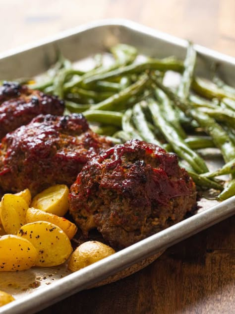 Sheet Pan Meatloaf, Pan Meatloaf, Mini Meatloaf Recipes, Mini Meatloaf, Mini Meatloaves, Meatloaf Dinner, Mini Meatloafs, Pan Cooking, Sheet Pan Suppers