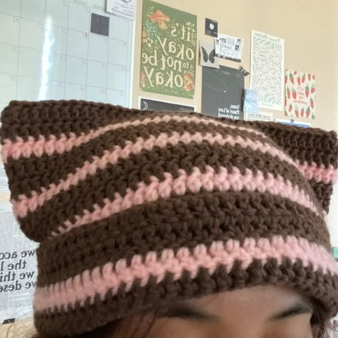 crochet cat beanie, crochet inspo, crochet ideas, pink and brown, pink aesthetic, wall collage inspo Pink And Brown Fashion, Pink Beanie Crochet, Pink And Brown Clothes, Winter Crochet Ideas Aesthetic, Cute Beanie Crochet, Brown Crochet Projects, Brown Cat Beanie, Insect Outfit, Crocheting Beanies