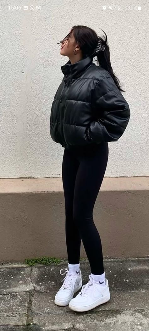 Winter Puffer Jacket Outfits, Gym Outfits Winter, Outfits Leggins, Puffer Jacket Outfit, Pose Fotografi, Fashion Top Outfits, Miniskirt Outfits, Winter Fits, Casual Winter Outfits