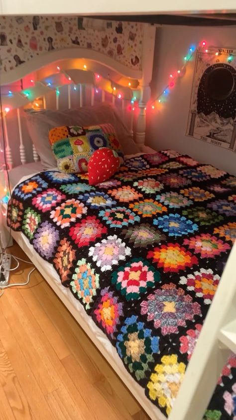 Cute Crafts For Bedroom, Knitting Blankets For Beginners, Scrap Blanket Crochet, How To Crochet A Blanket, Scrap Yarn Blanket, Blanket Crochet Ideas, Easy Crochet Blanket Patterns, Crochet Room, Crochet Blanket Ideas