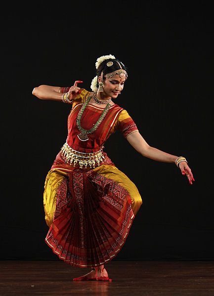 Bharata Natyam (Tamil: பரதநாட்டியம்) is a classical Indian dance form that is popular and nurtured in the Indian state of Tamil Nadu. Bharatnatyam Poses, Indian Dance Forms, Indian Dances, Bharatanatyam Costume, Bharatanatyam Dancer, Indian Classical Dancer, Bharatanatyam Poses, Dance Of India, Dance Forms