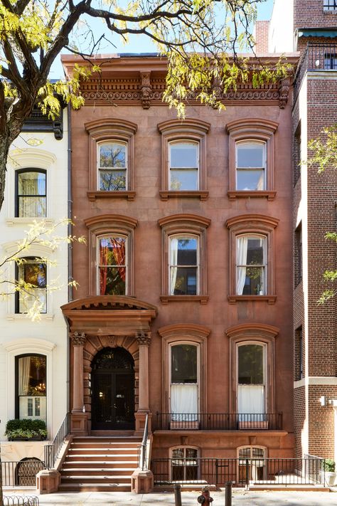 A Stunning Photographic Timeline of New York City’s Iconic Brownstones | Architectural Digest Brandy Core, Gothic Exterior, Brownstone Homes, New York Brownstone, New York Townhouse, Bloxburg Town, New York Landmarks, Townhouse Exterior, San Myshuno