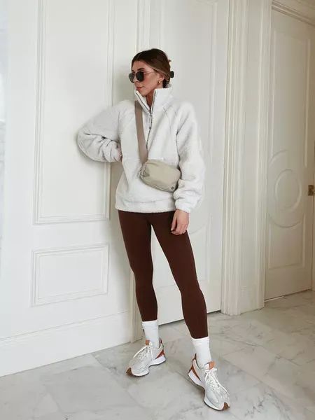 Winter Sporty Outfits, Sports Leggings Outfit, Active Wear Outfits Winter, Japan Autumn Outfit, Brown Leggings Outfit, Winter Athleisure Outfits, Crew Socks Outfit, Athleisure Outfits Winter, Athleisure Chic