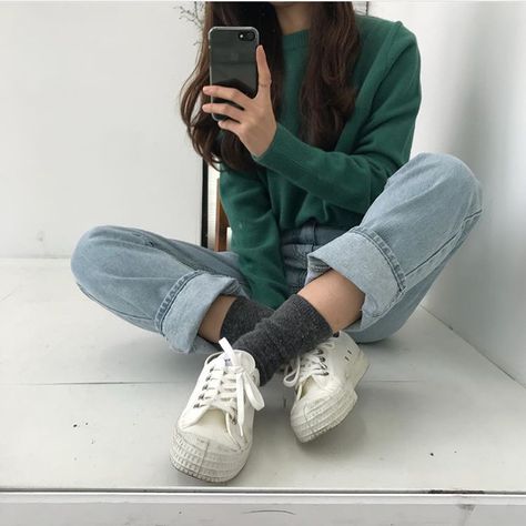 Dark Green Sweatshirt Outfit, Green Sweatshirt Outfit, 90s Outfit Ideas, Korean Shopping, Dark Green Sweatshirt, Mom Jeans Outfit Winter, Blue Clothes, Back Photo, Green Thread