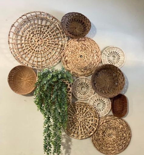 Basket Wall Ideas, Basket Walls, Boho Baskets, Pola Macrame, Boho Basket, Basket Wall Art, Diy Boho Decor, Basket Wall Decor, Basket Wall