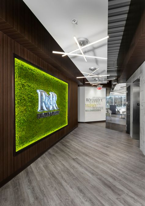 Green Wall Office Design, Moss Wall Ideas, Mos Wand, Deco Spa, Green Wall Design, Artificial Green Wall, Office Wall Design, Office Interior Design Modern, Modern Office Interiors