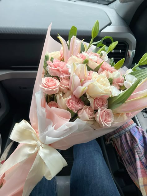 #flowerarrangementideas #bouquet Different Flowers Bouquet, Most Beautiful Bouquet Of Flowers, Flower Inspo Bouquet, Different Flower Bouquets, Big Bouquet Of Flowers Birthday, Bouquet With Gifts, Pink White Flower Bouquet, Bouket Flowers Gift, Flower Bouquet With Gifts