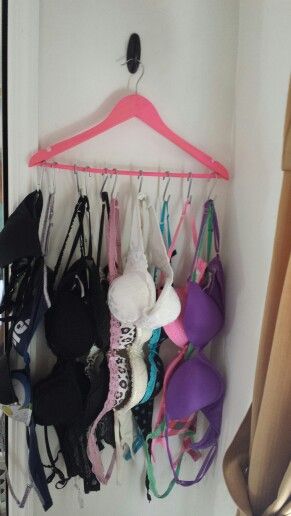 DIY- Bra Organizer-->literally just made this using a hanger and Christmas ornament hooks, took 5min =) Diy Bra Organization, Bra Hanger, Organiser Son Dressing, Bra Organization, Bra Storage, Diy Hooks, Craft Storage Organization, Diy Bra, Kitchen Organization Diy