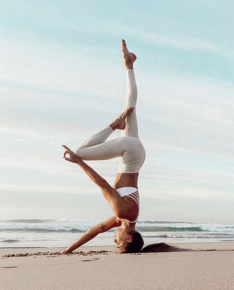 Yoga Photoshoot Ideas, Yoga Posses, Yoga Inspiration Photos, Yoga Poses Photography, Yoga Photoshoot, Yoga Themes, Beautiful Yoga Poses, Yoga Aesthetic, Yoga Inspo