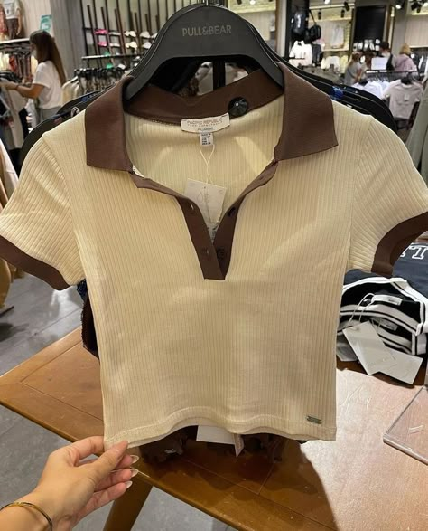 Brown Top Outfit Ideas, Brown Tshirt Outfit, Brown Shirt Outfit, Aesthetic Tshirts, Mode Indie, Pull And Bear, Brown Tshirt, 2021 Fashion, Swaggy Outfits