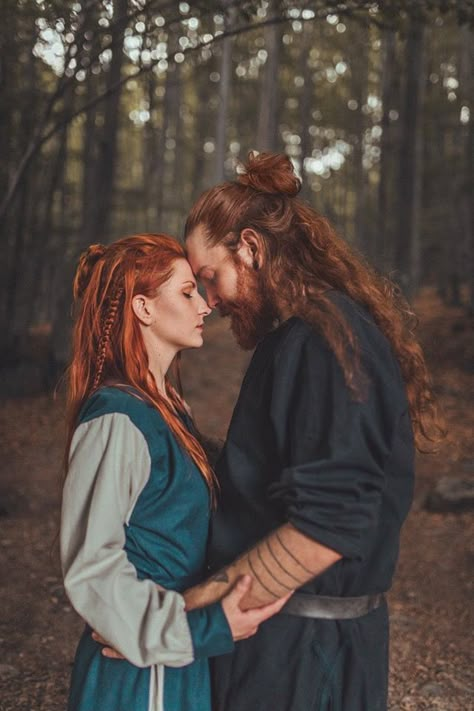 Viking love redheads Viking Aesthetic, Viking Men, Viking Wedding, Viking Hair, Fantasy Couples, Medieval Clothing, Viking Warrior, Couples Photoshoot, Couple Posing