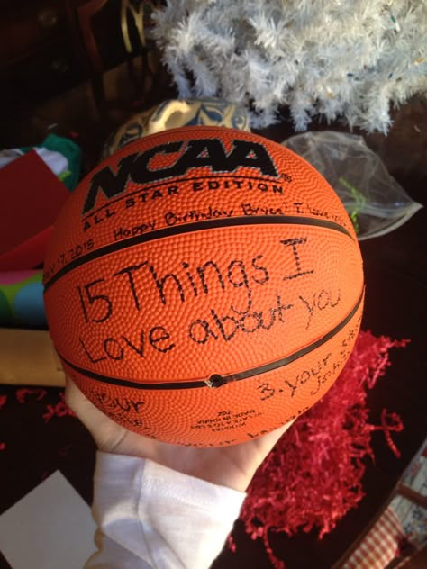 A great idea for a present for a boyfriend #basketball #boyfriend #birthday #present #boy #valentinesday #basketball #player #diy #gift Soccer Ball Gift, Gifts For Boyfriend Long Distance, Basketball Boyfriend, Diy Basketball, Birthday Present For Boyfriend, Boyfriend Gift Basket, Presents For Boyfriend, Basketball Gifts