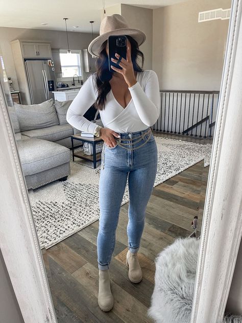 White Turtleneck Bodysuit Outfit, Brunch Cruise Outfit, Sweater Bodysuit Outfit, Jean Slim Outfit, High Heels And Jeans Outfits, Outfits With Clothes You Already Have, White Bodysuit Outfit Jeans, Light Flare Jeans Outfit, Ga Outfits