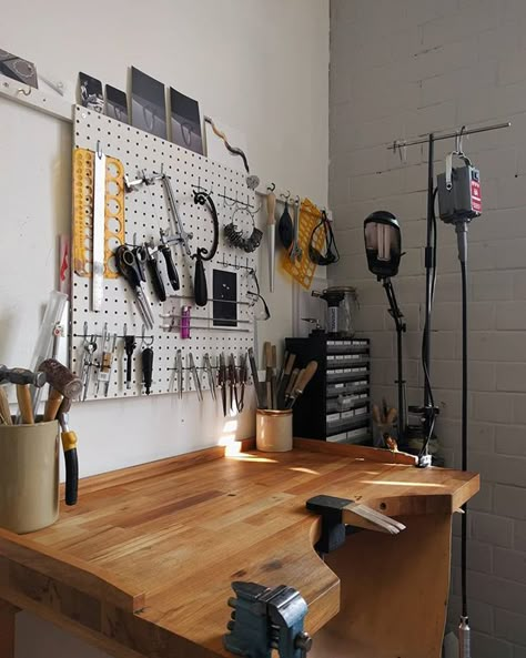 Jewellery Bench Ideas, Jewellery Workshop Ideas, Jewelry Making Station, Metalsmith Studio, Silversmithing Studio, Silversmith Studio, Jewellery Bench, Jewelry Studio Space, Home Jewelry Studio