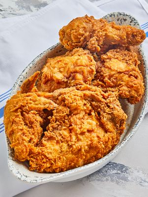 Paula Deen Fried Chicken, Paula Deen Biscuits, Chicken Pieces Recipes, Southern Fried Chicken Recipe, Southern Biscuits Recipe, National Fried Chicken Day, Butter Biscuits Recipe, Appetizers Game Day, New Orleans Garden