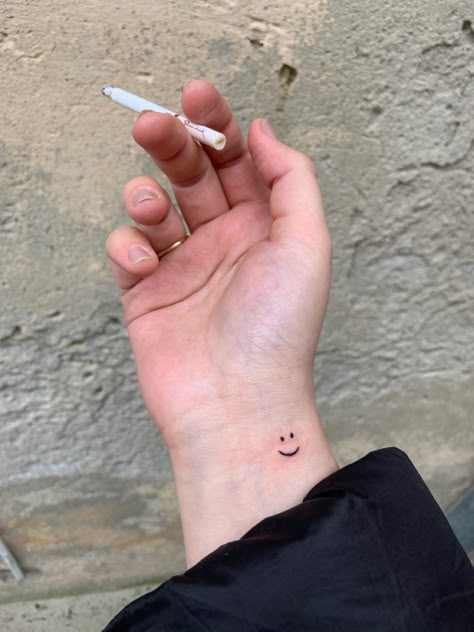 Ethereal Tattoos, Smiley Face Tattoo, Simple Hand Tattoos, Tato Henna, Petite Tattoos, Soft Watercolor, Fotografi Vintage, Tattoo Women, Small Hand Tattoos