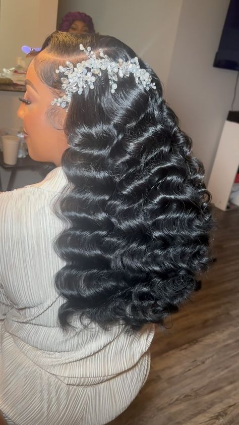 Deep Wave Bridal Hairstyles, Bride Hairstyles Side Part, Wedding Hair Down Black Women, Wedding Hairstyles Wavy Hair, Black Woman Bridal Hair, Vintage Waves Wedding Hair, Haïr Style For Wedding, Wedding Hair For Black Women, Cute Hairstyles For Wedding