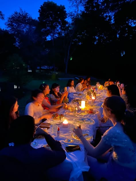 Garden Party At Night, Night Garden Party Aesthetic, Outdoor Dinner Party Aesthetic, Outside Dinner Party, Outdoor House Party, Birthday Outside, 17. Geburtstag, Outdoor Dinner Party, Summer Night Party