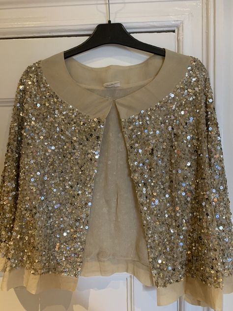 Heartmade Gold Sequin Open Front Jacket Heartmade sequin open front jacket in gold and neutral Purchase Worn by Crown Princess Mary on:18 September 2007 Vivi Fashion, Sequins Top Outfit, Gold Sequin Jacket, Mother Of The Bride Suits, Clothing Pattern Design, Hijab Fashionista, Stylish Short Dresses, Cocktail Outfit, Sequin Outfit