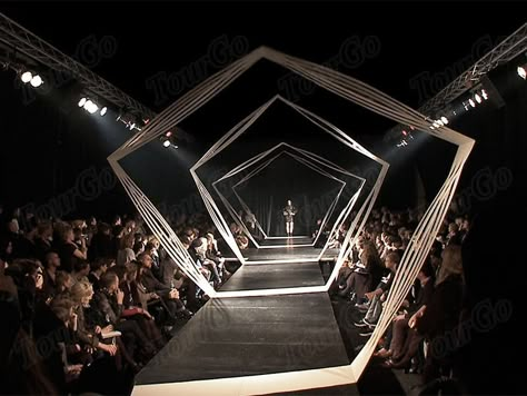 Fashion Runway Design Stage, Fashion Show Catwalk Stage Design, Fashion Ramp Stage Design, Catwalk Design Stage Runway, Fashion Show Design Stage, Fashion Runway Set Design, Fashion Runway Stage Design, Runway Ideas Stage, Fashion Show Runway Stage Ideas Set Design