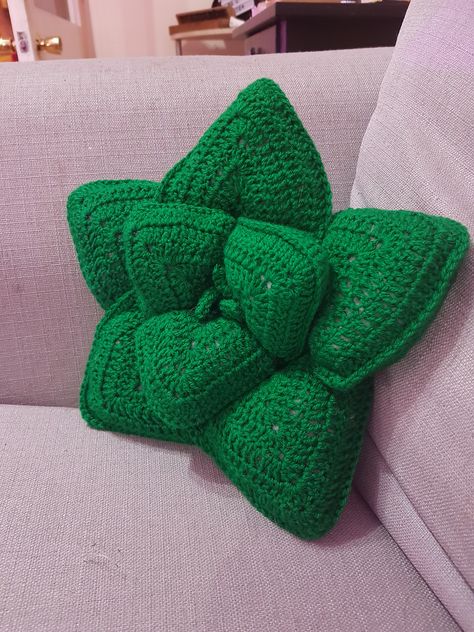 Succulent Cushion Free Crochet Pattern #freecrochetpattern #crochetpattern #pillowfreepattern Succulent Pillows, Cactus En Crochet, Crochet Cushion Covers, Succulent Pillow, Crochet Cushion Pattern, Crochet Succulent, Crochet Plants, Cushion Cover Pattern, Kids Pillow