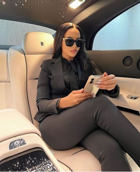 Your Fashion Assistant’s Instagram profile post: “Boss babe 🖤 Follow @kikisellsla for more style Inspo Dress up Inspo @thuliphongolo @mustb_k @serwaaamihere @charliekamale @mathapelokhoza…” Boss Lady Outfit, Business Woman Successful, Luxury Lifestyle Women, Black Femininity, Luxury Lifestyle Dreams, Boss Black, Black Luxury, Black Queen, Boss Babe