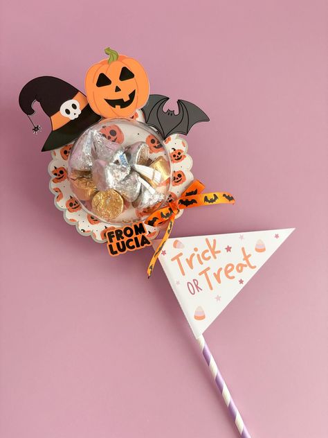 Spooktacular Halloween Party Favors that are cute and customizable with your favorite candy treat.  Fill the empty dome with the candy of your choice to create unique party favors that match your theme. Whether it's vibrant skittles, classic chocolates, or spooky sweets, the choice is yours! ITEM DETAILS This listing is for 1 Pumpkin Halloween Wand  (for a party of 5 guest please select a quantity of 5 items) Each individual favor includes:  * Clear Dome for treats * 3.5x13in * Images printed in Halloween Party Favors For Kids School, Trick Or Treat Candy Bags, Halloween Classroom Favors, Class Halloween Gifts, Halloween Gifts For Classmates, Pre K Halloween Treats, Trick Or Treat Set Up Ideas, Halloween Treats Ideas For School, Halloween Treat Ideas For School