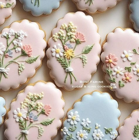 Cookies With Flowers, Spring Flower Cookies, Biscuit Decoration, Cookies Flowers, Floral Cookies, Flower Sugar Cookies, Royal Icing Flowers, Royal Iced Cookies, Sugar Cookie Royal Icing