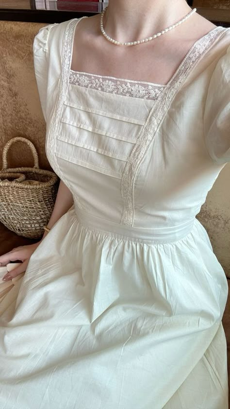 Japanese Summer Dress, Winter Dresses Aesthetic, Feminine Wardrobe Essentials, Feminine Vintage Outfits, Dress Necklines Guide, Whimsy Clothes, Cute Spring Outfits Aesthetic, Ingenue Outfits, Romantic Dress Casual