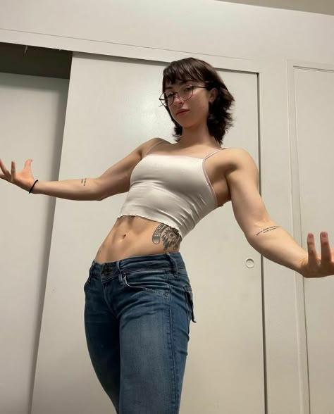 Lean Beef Patty, Buff Women, Photographie Portrait Inspiration, Beef Patty, Lean Beef, Female Pose Reference, Anatomy Poses, Female Reference, Human Reference