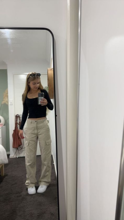 Cute Outfit Ideas with Beige Pants... Cute Fits Cargo Pants, Cute Outfits Khaki Pants, Cute Outfits With Beige Pants, Cute Fits With Cargo Pants, Outfits To Wear With Cargo Pants, Creamy Cargo Pants Outfit, Tops To Wear With Cargos, Fits With Beige Pants, Beige Cargo Winter Outfit