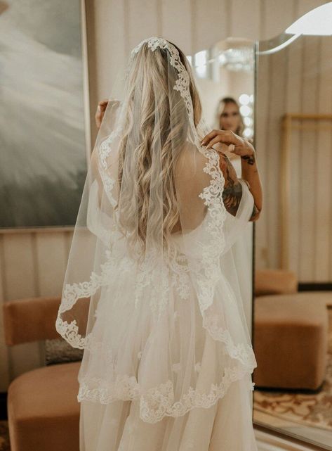 Lace Veils Bridal Hair Down, Lacy Veil Brides, Wedding Veil Ideas Short, Lace Detail Veil, Wedding Veil Elbow Length, Brides With Veil Over Face, Lace Fingertip Veil, Wedding Hair With Mantilla Veil, Finger Length Veil