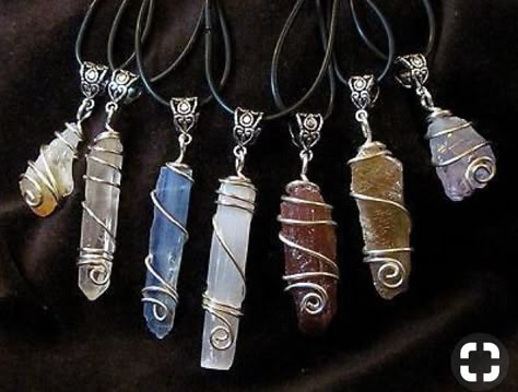 Diy Jewelry Inspiration, Wire Jewelry Designs, Crystals Stones, Wire Wrapping Crystals, Wire Wrapping Stones, Diy Wire Jewelry, Wire Work Jewelry, Wire Pendant, Homemade Jewelry