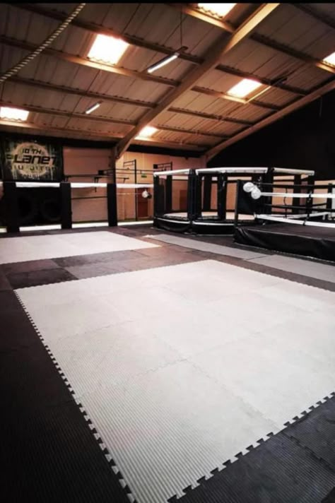 Boxing Gym Design Ideas, Boxing Home Gym, Home Gym Boxing, Boxing Gym Design, Bjj Gym, Dojo Design, Martial Arts Gym, Muay Thai Gym, Bloxburg Exterior