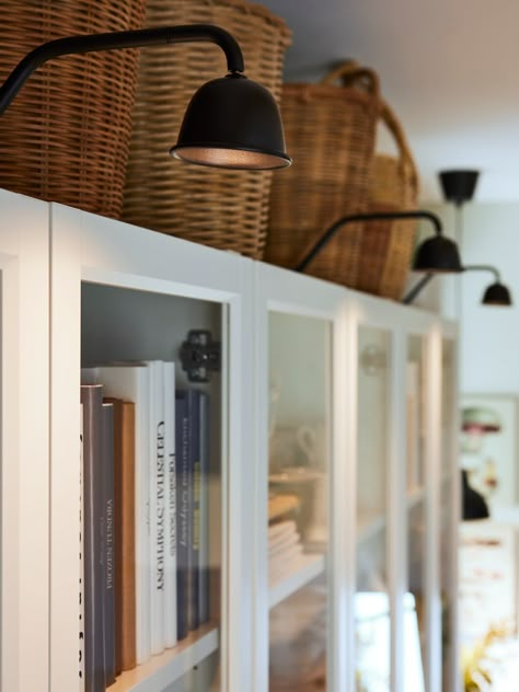 How to style a beautiful bookcase for your home - IKEA Cosy Lounge Ideas, Dining Room Storage Wall, Hemnes Bookcase, Ikea Book, Ikea Shelving Unit, Ikea Pantry, Billy Oxberg, Styling A Bookcase, Ikea Italia