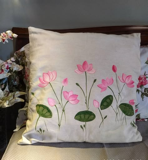 Pillow Covers Fabric Painting, Cushion Covers Painting Ideas, Lotus Flower Fabric Painting, Painting On Cotton Fabric, Fabric Painting On Pillow Cover, Pillow Cover Painting Design, Painting Pillow Covers Diy, Cushion Cover Designs Painting, Pillow Cover Painting Ideas