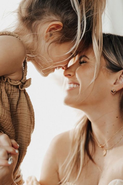 Mother Daughter Shoot, Spring Family Photoshoot, Matching Mommy Daughter, Mommy Daughter Photos, Mother Daughter Photos, Mini Jewelry, Spring Family, Photos Inspo, Matching Mom