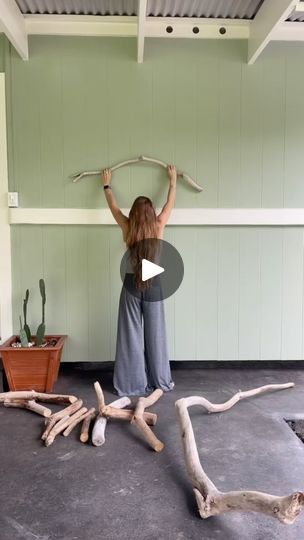 Driftwood Trees Diy, Driftwood Wall Art Diy, Driftwood Garden Ideas, Driftwood Projects Unique, Driftwood Art Ideas, Diy Driftwood Decor, Drift Wood Wall Art, Driftwood Wall Decor, Drift Wood Art