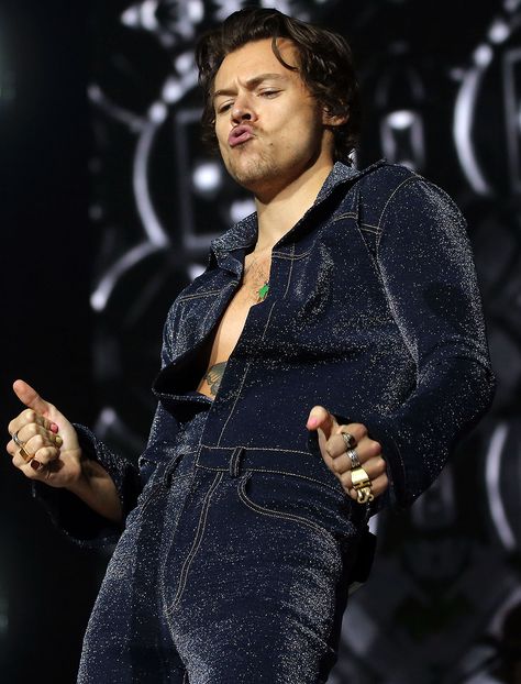 Harry Styles Blue, Harry Styles Outfits, Harry Outfits, Harry Styles Pictures, Harry Styles Photos, Edward Styles, Harry Edward Styles, On Stage, One Direction