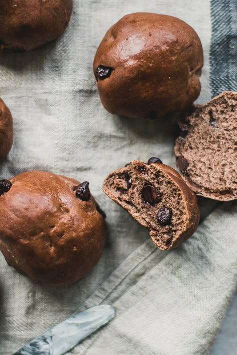 The perfect soft and airy chocolate buns! Chocolate Buns, Brownie Muffins, No Yeast Bread, Chocolate Roll, Caramel Brownies, Chocolate Bread, Bread Bun, Cross Buns, Yeast Bread