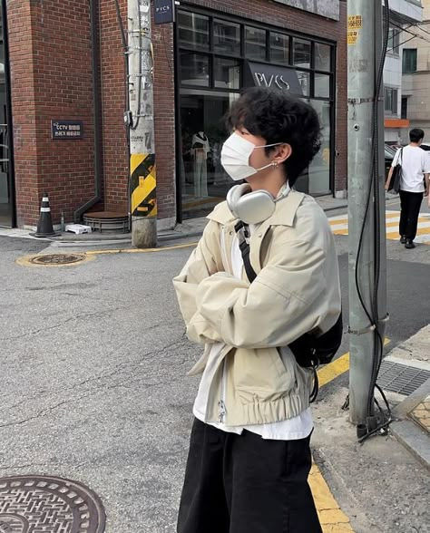 Boy With Headphones Aesthetic, Korean Street Fashion Mens, Chinese Men Fashion, Guy Aesthetic Outfits, Headphone Outfit, Boys Aesthetic Outfits, Dark Tunnel, Korean Street Fashion Men, Headphones Aesthetic