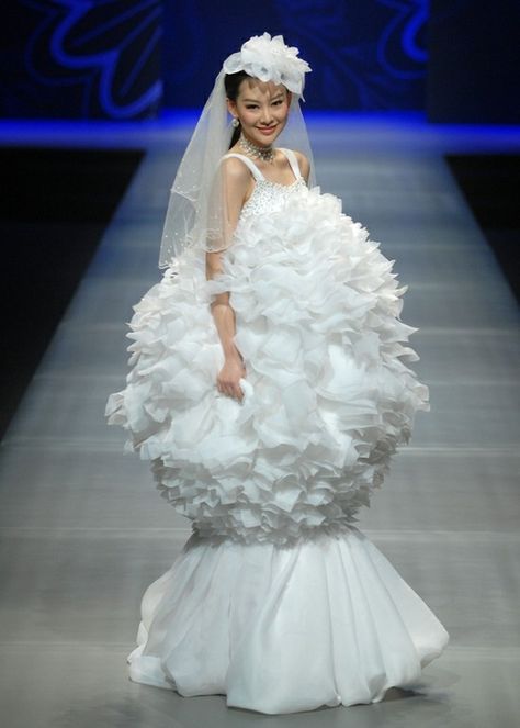 Ugliest Wedding Dress Funny, Weird Wedding Dress, Ugly Wedding Dress, Ugly Wedding, Bad Wedding, Ugly Clothes, Moda China, Worst Wedding Dress, China Fashion Week